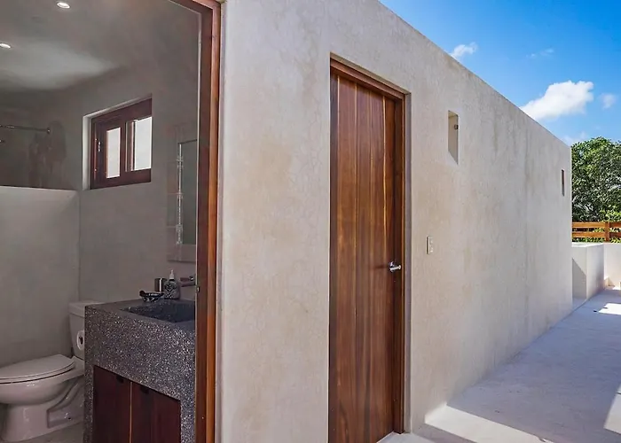 Alux, La Veleta Villa
